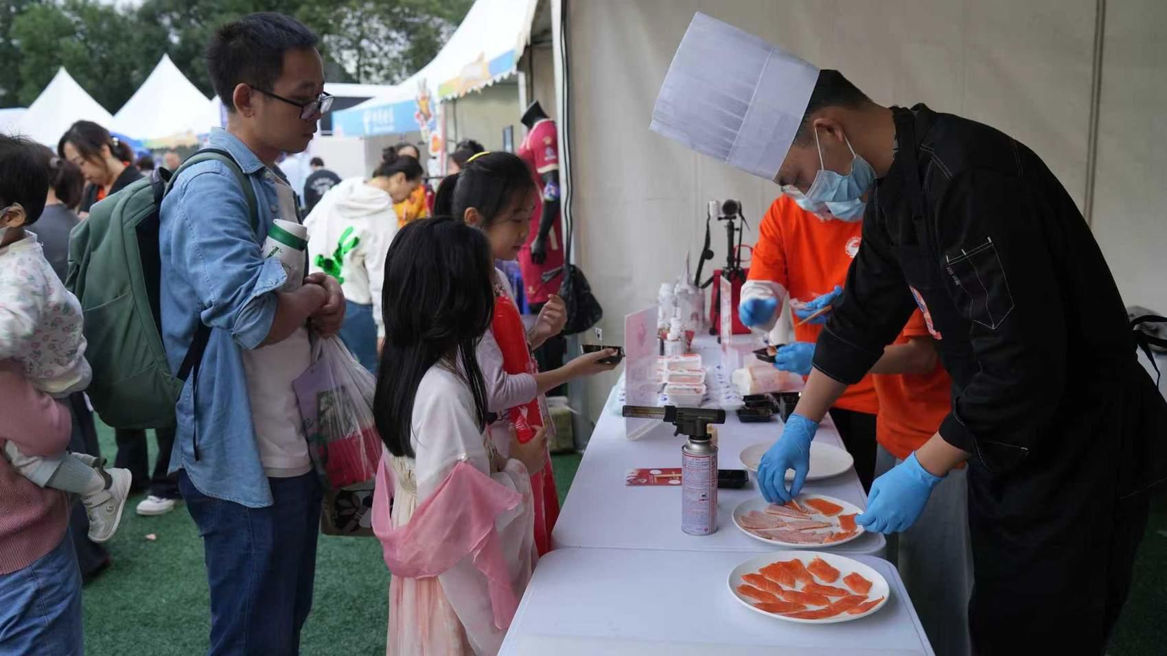 消费热潮由, 过百家企业, 万达广场