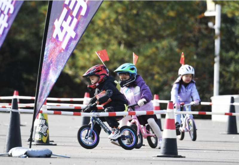 余名骑行爱, 落幕, 袁艺 余名骑行爱, 落幕, 袁艺